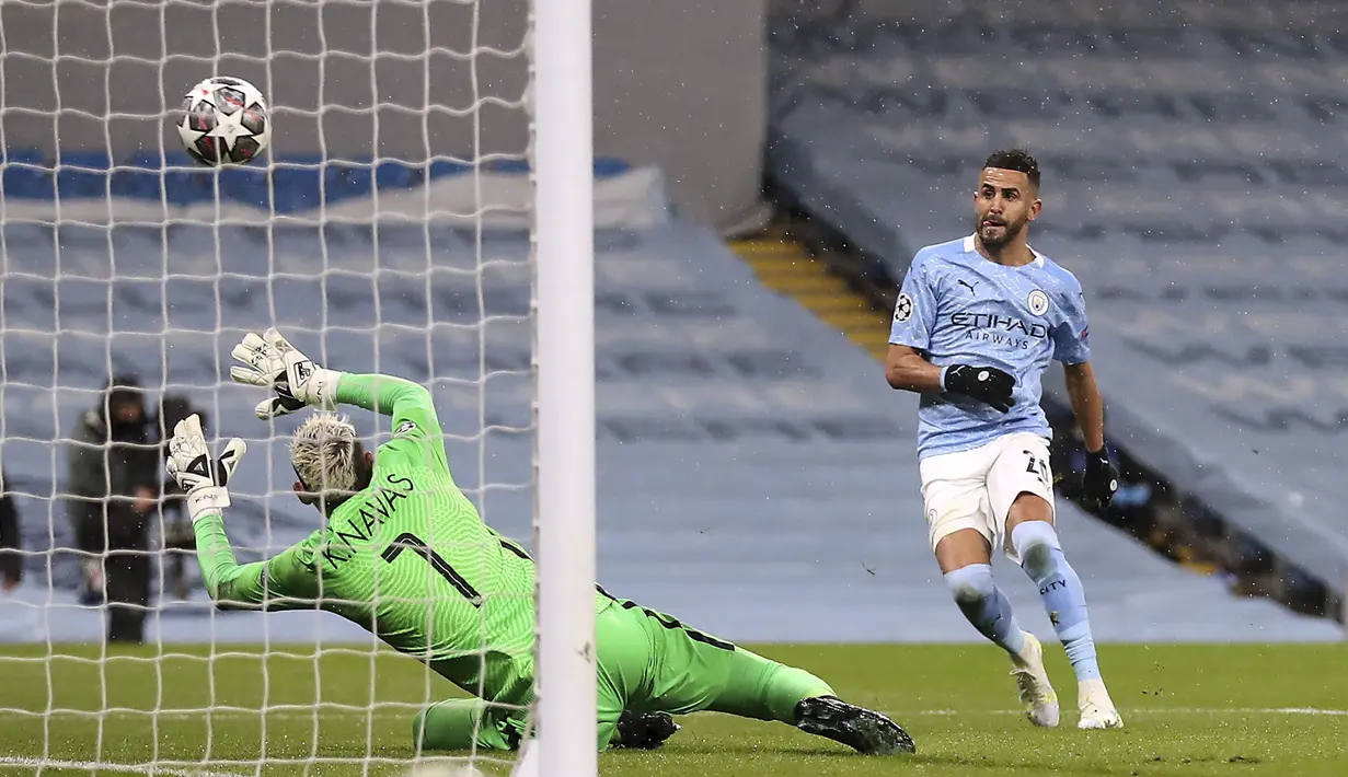 Gelandang Manchester City, Riyad Mahrez melepaskan tendangan yang berbuah gol kedua timnya ke gawang Paris Saint-Germain dalam laga leg kedua semifinal Liga Champions 2020/2021 di Etihad Stadium, Selasa (4/5/2021). Manchester City menang 2-0 atas PSG. (PA via AP/Martin Rickett)