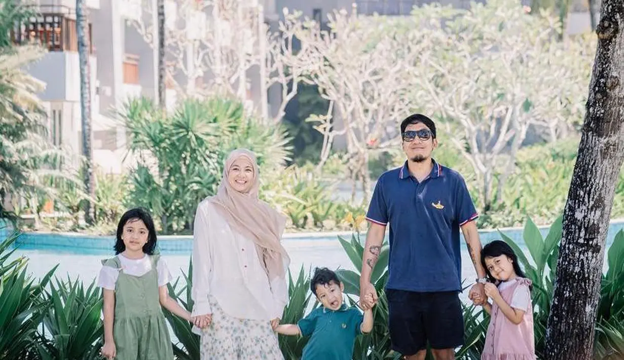 Dalam pemotretan tersebut, mereka terlihat begitu kompak dan harmonis. (Instagram/desta80s).