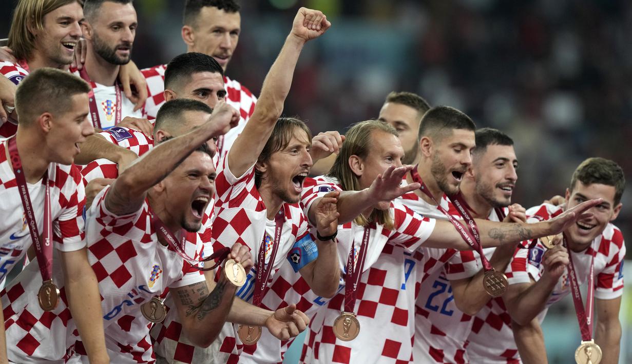 Para pemain Kroasia melakukan selebrasi usai pertandingan playoff perebutan juara ketiga Piala Dunia 2022 melawan Maroko di Khalifa International Stadium di Doha, Qatar, Sabtu (17/12/2022). Kroasia sudah tiga kali naik podium dalam enam kali keikutsertaannya di turnamen akbar piala dunia. (AP Photo/Frank Augstein)
