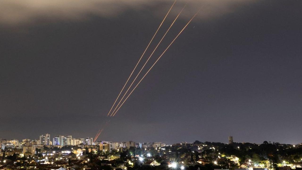 Sistem pertahanan udara Iron Dome melepaskan tembakan ketika puluhan rudal Iran menghujani wilayah Israel, sebagaimana terlihat dari Ashkelon, Israel, pada Minggu (14/4/2024). Garda Revolusi Iran (IRGC) mengungkapkan bahwa serangan drone dan rudal sedang 