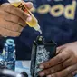 Seorang pria meneteskan cairan vape atau rokok elektronik di kawasan Bundaran HI, Jakarta, Selasa (12/11/2019). Pemerintah melalui BPOM mengusulkan pelarangan penggunaan rokok elektrik dan vape di Indonesia, salah satu usulannya melalui revisi PP Nomor 109 Tahun 2012. (Liputan6.com/Faizal Fanani)