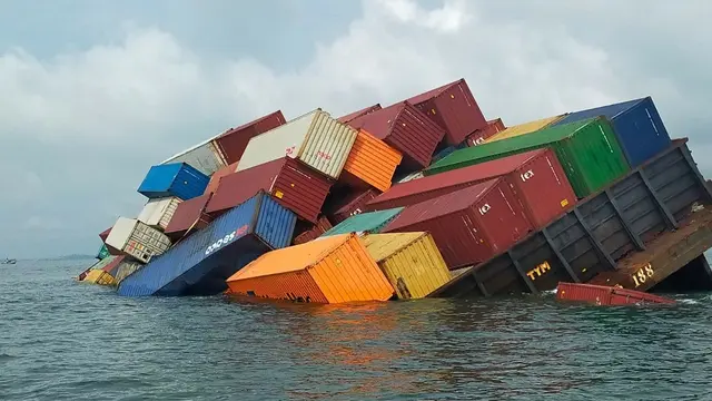 Kapal Tongkang Marcopolo 188 berbendera Indonesia  bermuatan Logistik dengan rute Pekanbaru - Singapura nyaris tenggelam di Perairan Selat malaka.