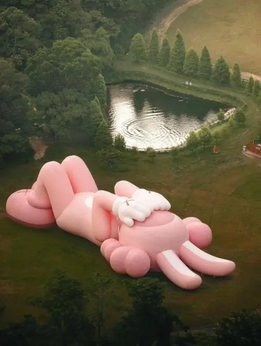 Menariknya, dari tur KAWS:HOLIDAY selama enam tahun, ini kali pertama patung Accomplice muncul. Awalnya Accomplice muncul sebagai figur vinyl di tahun 2002. [Instagram/arr.allrightreserved]