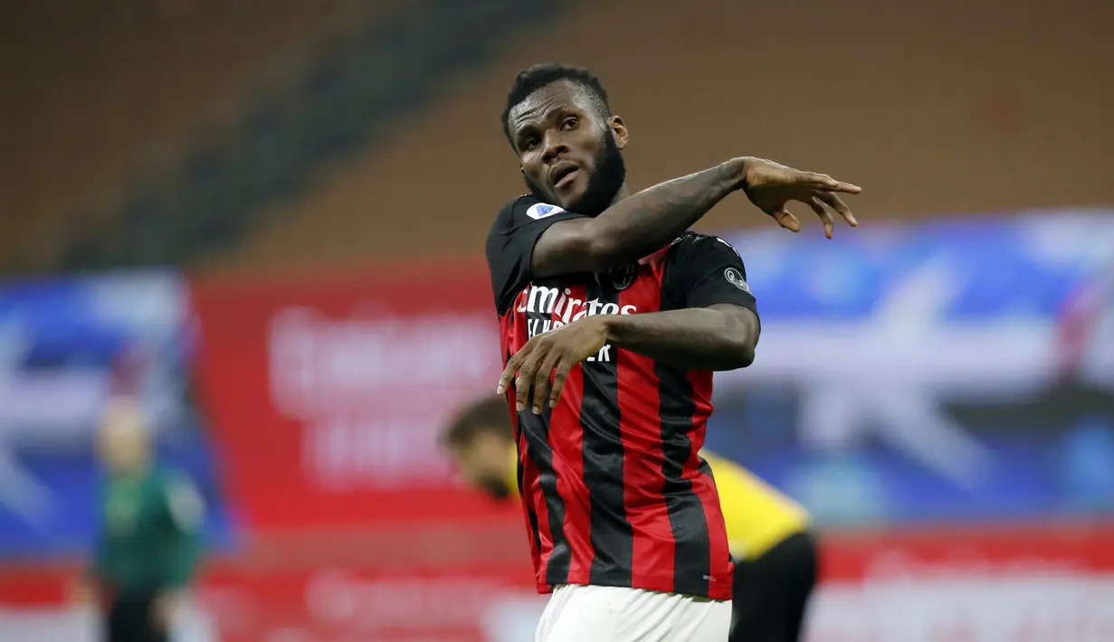 Reaksi gelandang AC Milan Franck Kessie (79) usai mencetak gol dari titik penalti ke gawang Udinese pada pertandigan lanjutan Liga Serie A Italia di stadion San Siro, di Milan, Italia, Kamis (4/3/2021). AC Milan bermain imbang atas Udinese 1-1. (AP Photo/Antonio Calanni)