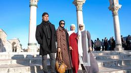 Safeea juga mengabadikan kenangan dengan berfoto bersama kedua orangtua dan kakaknya. Saat berkunjung ke Palestina, Safeea tampil mengenakan hijab putih dengan gamis merah. Seperti diketahui, keluarga Mulan dan Ahmad Dhani sedang melakukan liburan religi. (Liputan6.com/IG/@mulanjameela1)