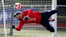 Kiper Prancis Hugo Lloris melompat untuk mengambil bola selama sesi latihan sebagai bagian dari persiapan tim untuk UEFA Nations League 2022-2023 di Clairefontaine-en-Yvelines, Senin (30/5/2022). Prancis yang menjuarai Nations League tahun lalu akan menjamu Denmark di Stade de France pada Sabtu, 4 Juni 2022 dini hari WIB. (FRANCK FIFE/AFP)