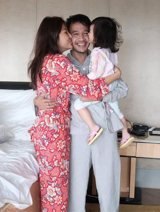 "Setiap hari dia selalu nunggu saya pulang sampe jam 02.00 pagi, gak akan pindah ke kasur sebelum saya pulang dan saya yg membangunkan nya," tulisnya sebagai keterangan video. (Instagram/sarwendah29)