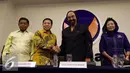 Ketua Umum Partai Nasdem Surya Paloh (kedua kanan) bersalaman dengan Ketua Umum Partai Golkar Setya Novanto (kedua kiri) usai melakukan pertemuan di Jakarta, Selasa (17/1). (Liputan6.com/JohanTallo)