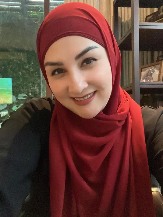 Kali ini, Mona Ratuliu tampil dengan hijab berwarna cerah. Ia tampil memesona dengan hijab merah dan atasan biru navy. [Foto: Instagram/monaratuliu]