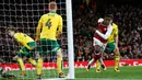 Pemain Arsenal Eddie Nketiah berhasil mencetak gol ke gawang Norwich City pada lanjutan Piala Liga Inggris di Emirates Stadium, Rabu (25/10). Pemain 18 tahun itu memborong gol Arsenal saat mengalahkan Norwich City 2-1. (AP/Alastair Grant)