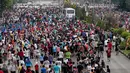 Sejumlah warga beraktivitas dan berolahraga di ruas Jalan Sudirman-Thamrin Jakarta, Minggu (26/3). Libur panjang menjelang Nyepi (28/3), sebagian warga Jakarta memilih menghabiskan waktu dengan berolahraga di area Car Free Day (Liputan6.com/Faizal Fanani)