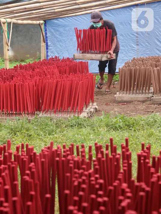 Pekerja mengeringkan hio pembuatan di kawasan Tangerang, Banten, Kamis (28/1/2021). Menjelang Imlek atau Tahun Baru China, permintaan akan Hio terus mengalami peningkatan untuk kebutuhan sembahyang warga keturunan Tionghoa. (Liputan6.com/Angga Yuniar)