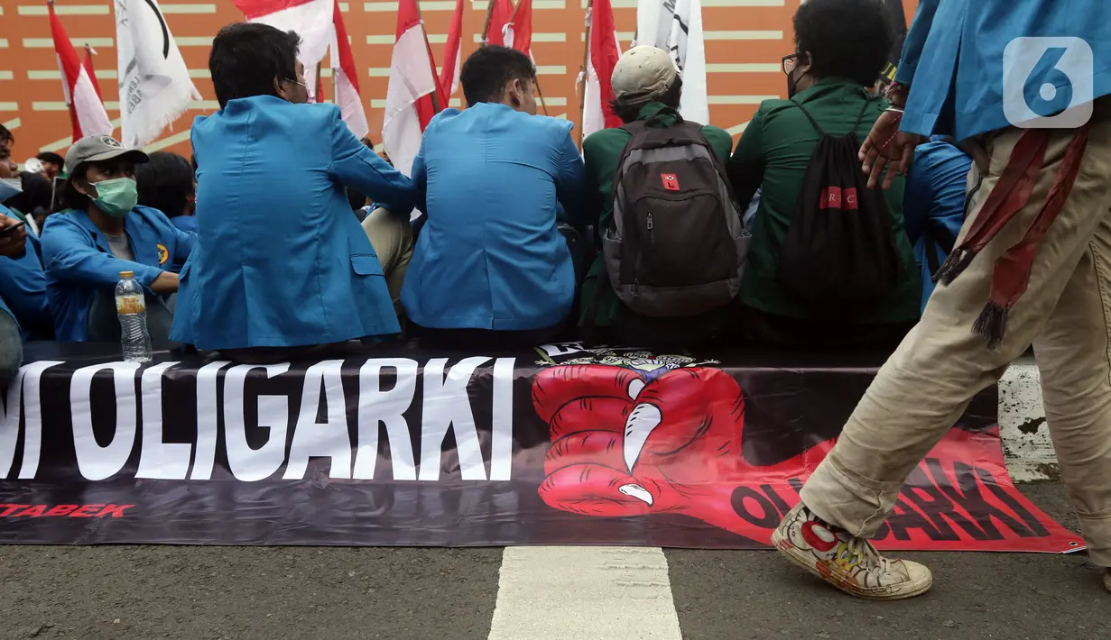 Sejumlah mahasiswa yang tergabung dalam Front Millenial Jabodetabek melakukan aksi unjuk rasa di Jalan Kuningan Persada sekitar Gedung KPK, Jakarta, Kamis (9/12/2021). Aksi mereka untuk memperingati Hakordia 2021 dengan menyuarakan keprihatinan atas lemahnya KPK. (Liputan6.com/Helmi Fithriansyah)