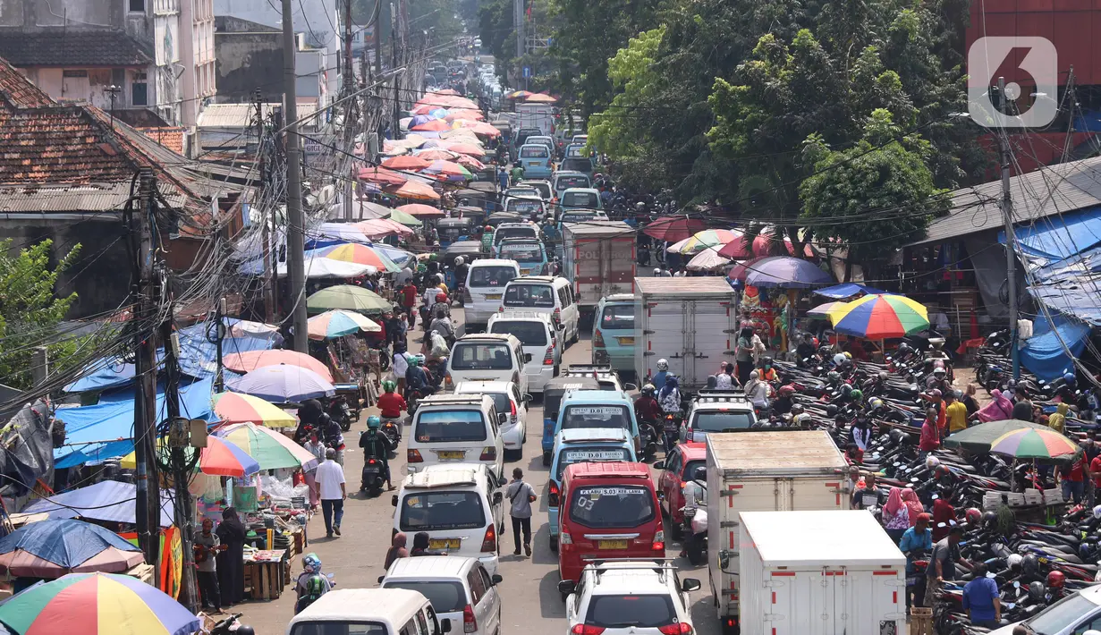 Sejumlah kendaraan terjebak macet di kawasan Pasar Kebayoran Lama, Jakarta, Selasa (11/5/2021). Sudah menjadi tradisi menjelang Idul Fitri 1442 H, warga belanja sembako dan daging untuk keperluan lebaran hingga membuat kawasan tersebut macet. (Liputan6.com/Angga Yuniar)