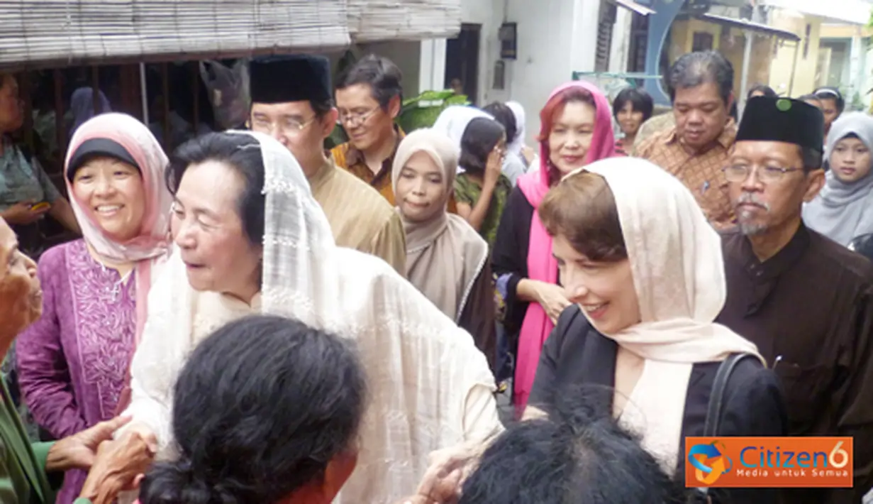 Citizen6, Surabaya: Sementara itu, pembagian daging qurban di Ponpes Nurul Islam sendiri berjalan lancar. Selain mengantri, pengurus ponpes juga mendatangi satu persatu warga yang tinggal di sekitar ponpes. (Pengirim: Daniel Lukas Rorong)