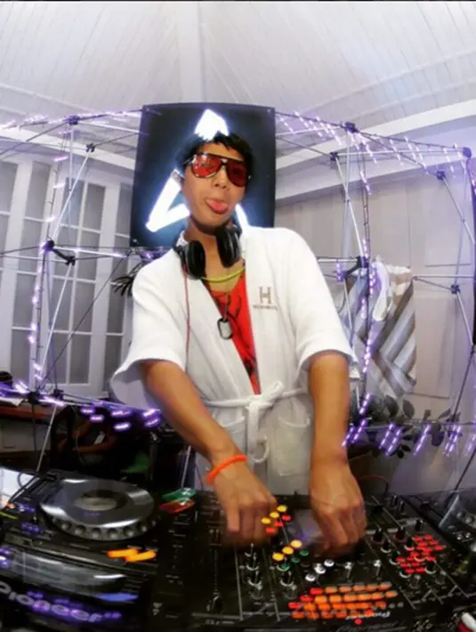 Terjun ke dunia entertainment, pada awalnya Al Ghazali memulai karier bersama Lucky Laki yang berada dibawah asuhan ayahnya sendiri, Ahmad Dhani. Kini ia fokus untuk menghibur penikmat musik melalui aksi DJ-nya. (via instagram/@alghazali7)