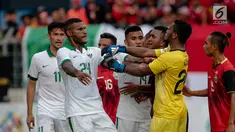 Suasana keributan antar kedua Timnas  dalam laga penyisihan grup B SEA Games XXIX Kuala Lumpur di Stadion Majlis Perbandaran Selayang, Malaysia, Minggu (20/8). Indonesia menang dengan mengalahkan Timor Leste dengan skor 1-0 . (Liputan6.com/Faizal Fanani)