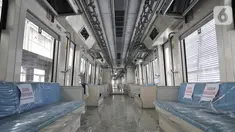 Kondisi interior kereta Light Rail Transit (LRT) Jabodebek di Stasiun Harjamukti, Depok, Jawa Barat, Minggu (13/10/2019). Rangkaian kereta LRT Jabodebek diproduksi oleh PT INKA di Madiun dengan komponen 60 persen buatan dalam negeri. (merdeka.com/Iqbal S. Nugroho)