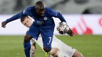 Gelandang Chelsea, N'Golo Kante, berebut bola dengan pemain Real Madrid, Toni Kroos, pada laga semifinal Liga Champions di Stadion Alfredo di Stefano, Rabu (28/4/2021). Kedua tim bermain imbang 1-1. (AP/Bernat Armangue)