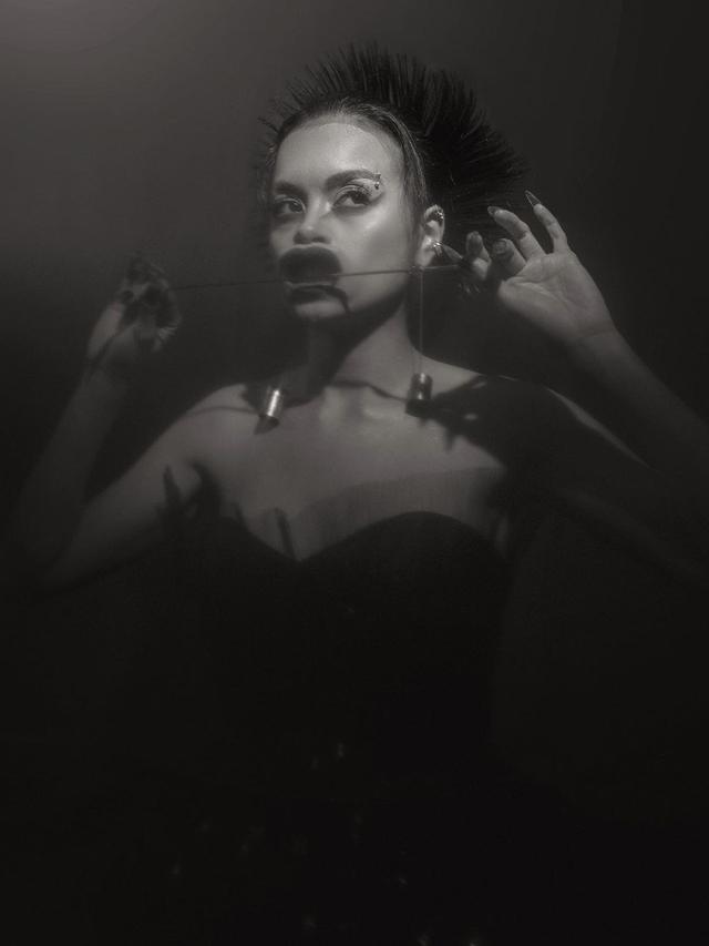 6 Gaya Pemotretan Eva Celia dengan Tema Etnik, Curi Perhatian