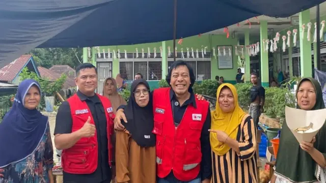 6 Potret Komeng Jadi Relawan di Padang, Hibur Korban Banjir dengan Canda Khasnya