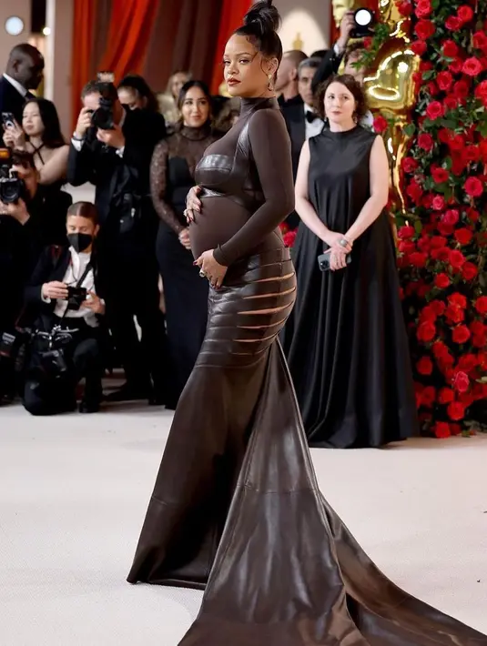 <p>Kostum red carpet ini memiliki detail semi-sheer, dilengkapi dengan rok dan kereta kulit yang tersampir rendah, dipasangkan lagi dengan bustier bertali. Foto: Instagram.</p>