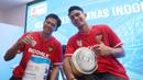 <p>Dua pemain Timnas Indonesia, Edo Febriansyah (kiri) dan Marselino Ferdinan saat acara Meet and Greet PSSI di Rumah Indofood Jakarta Fair 2024, Kemayoran, Jakarta, Kamis (4/7/2024). (Bola.com/M Iqbal Ichsan)</p>
