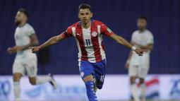 Paraguay tampil mengejutkan di grup neraka (grup A) Copa America 2021. Penampilan ini tak lepas dari penyerang andalan mereka Angel Romero yang saat ini telah mebukukan dua gol dan mengantarkan Paraguay di poisi kedua klasemen sementara. (Foto: AFP/Pool/juan Ignacio Roncoroni)