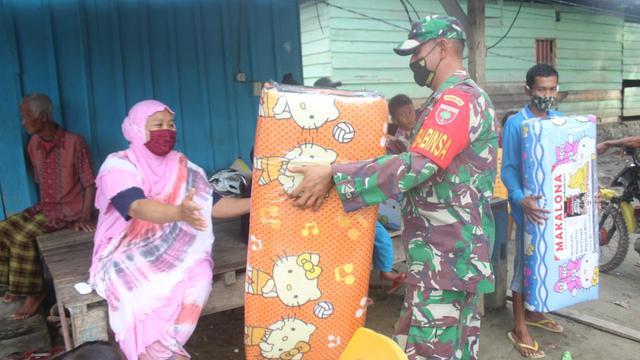 Bantuan kasur lipat Pangdam XIV Hasanuddin Mayjen TNI Andi Sumangerukka kepada warga korban banjir bandang Kolaka Utara.(Liputan6.com/Ahmad Akbar Fua)