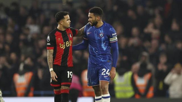 Bek Chelsea Reece James (kanan) berbicara dengan pemain Bournemouth Justin Kluivert, usai laga Premier League di Stamford Bridge, Rabu (15/1/2025). (c) AP Photo/Ian Walton