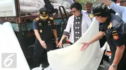 Menkeu Sri Mulyani mendengarkan penjelasan terkait barang tekstil selundupan di Jakarta, Rabu (3/5). Berdasarkan hasil audit investigasi, kerugian negara akibat pelanggaran ini diperkirakan kurang lebih sebesar Rp118 Miliar. (Liputan6.com/Angga Yuniar)