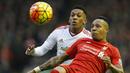 Striker MU, Anthony Martial, berebut bola dengan bek sayap Liverpool, Nathaniel Clyne pada laga Liga Premier Inggris di Stadion Anfield. Berkat kemenangan ini Setan Merah mampu bertahan di posisi kelima klasemen sementara. (Reuters/Carl Recine)