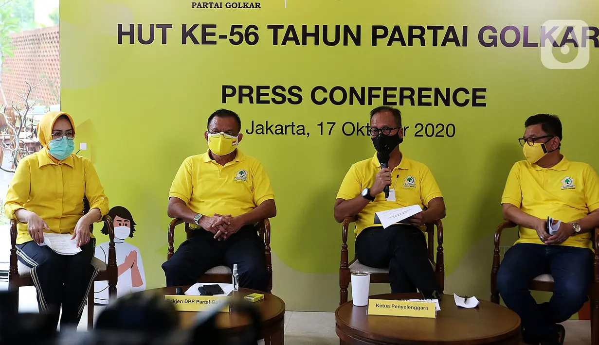 Menteri Perindustrian sekaligus Ketua Penyelenggara HUT Partai Golkar Agus Gumiwang Kartasasmita (kedua kanan) bersama Sekjen Partai Golkar Lodewijk Freidrich Paulus serta panitia dan kader memberi keterangan terkait HUT ke-56 Partai Golkar di Jakarta, Sabtu (17/10/2020). (Liputan6.com/Johan Tallo)