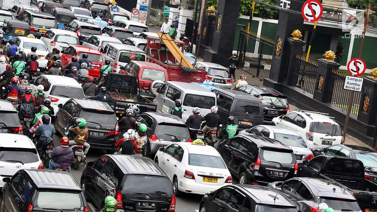 Sopir Taksi Online Demo, Jalan Medan Merdeka Timur Macet Parah