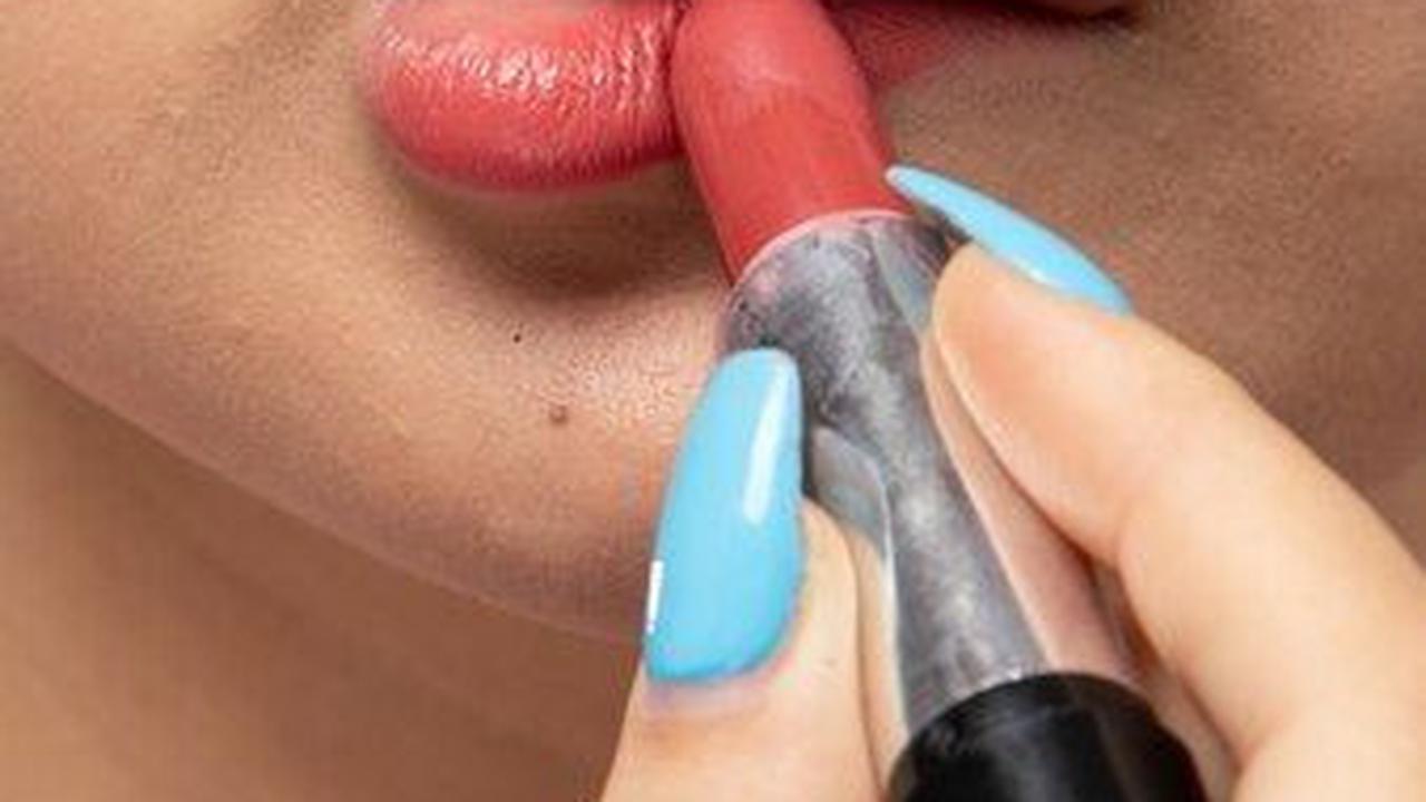 Dengan teknik ombre lips yang beragam, kamu dapat menciptakan tampilan bibir yang eksotik dan memikat. Cobalah teknik-teknik di atas dan raih bibir cantik ala ombre!