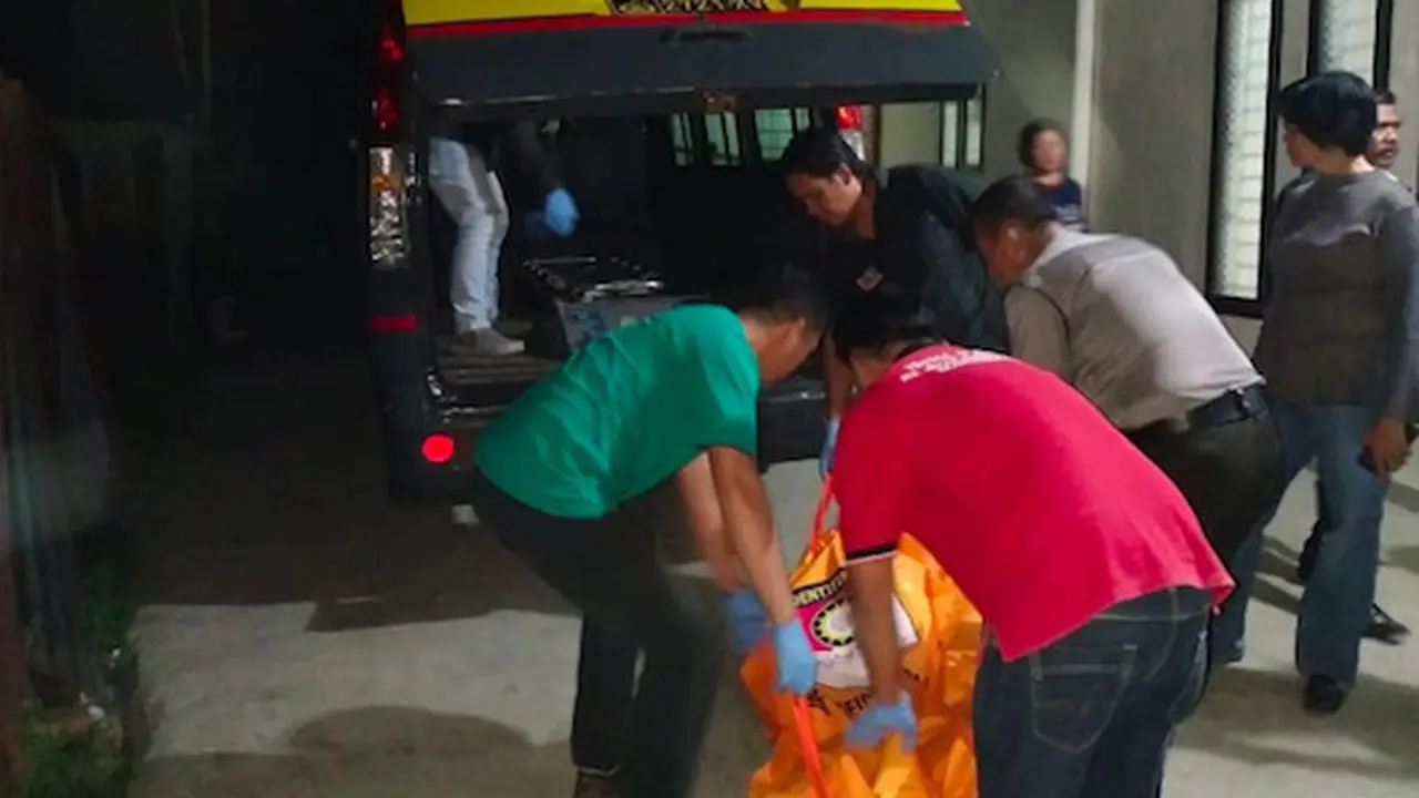 Kayawati spa dievakuasi dari kostnya usai dibunuh oleh sang kekasih (Yoseph/Liputan6.com)