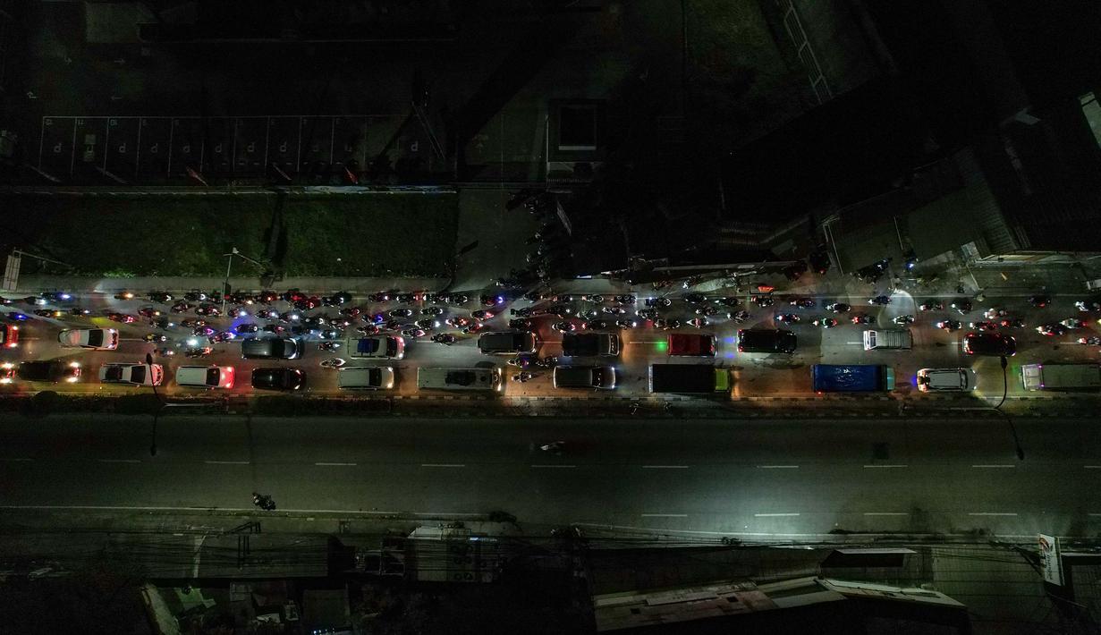 Lonjakan volume lalu lintas didominasi kendaraan roda dua yang bergerak dari arah barat menuju timur. Tampak foto udara memperlihatkan pengendara kendaraan bermotor saat melintas di Jalan Raya Cikarang, Bekasi, Jawa Barat, Rabu (18/3/2026). (merdeka.com/Arie Basuki)