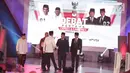 Capres nomor urut 01 Joko Widodo bersalaman dengan Capres nomor urut 02 Prabowo Subianto saat Debat Perdana Capres 2019 di Gedung Bidakara, Pancoran, Jakarta Selatan, Kamis (17/1). (Liputan6.com/Faizal Fanani)