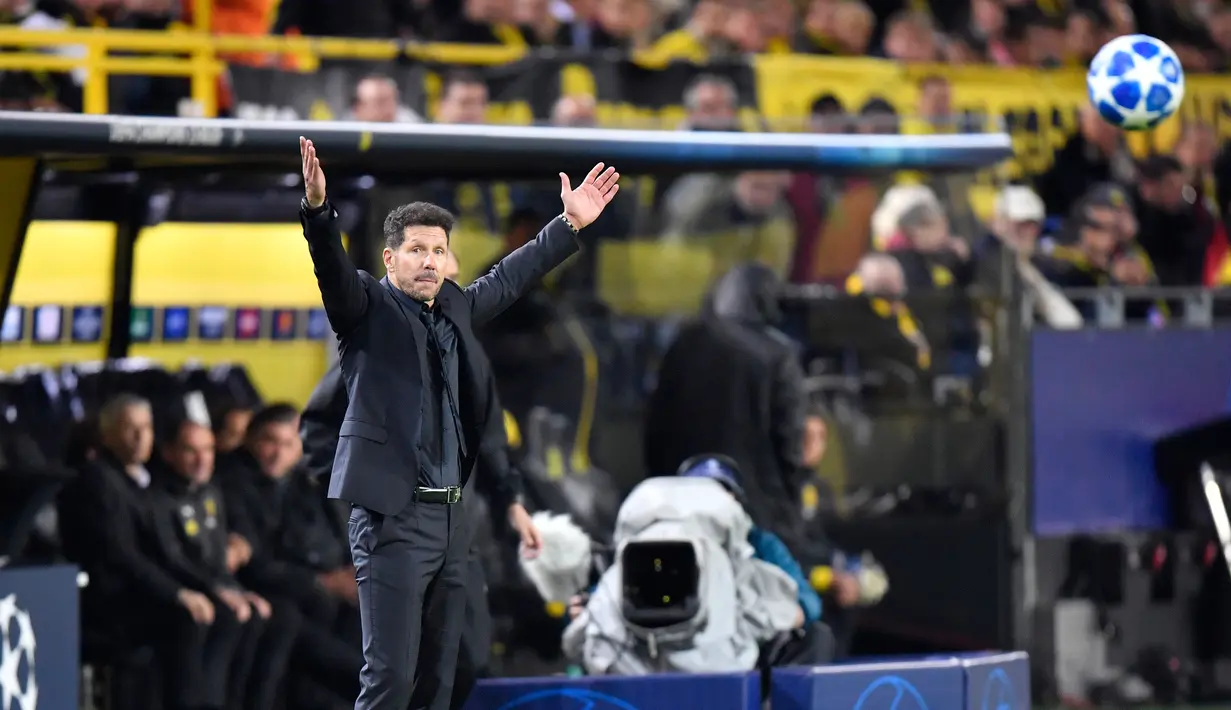 Pelatih Atletico Madrid, Diego Simeone menginstruksikan pemainya saat melawan Borussia Dortmund selama pertandingan grup A Liga Champions di stadion BVB di Dortmund, Jerman (24/10). Dortmund menang 4-0 atas Atletico. (AP Photo/Martin Meissner)