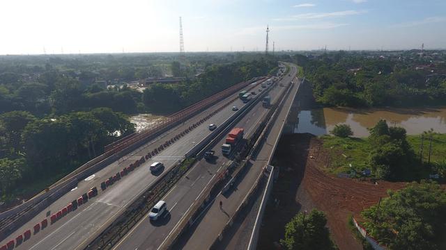 Jalan Tol Tangerang-Merak kembali memberlakukan contra flow usai sempat dihentikan sementara lantaran arus mudik Lebaran 2022.