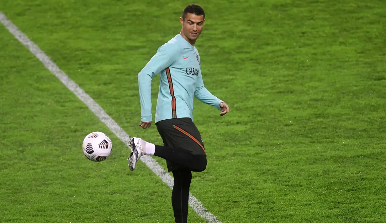 Penyerang Portugal, Cristiano Ronaldo mengontrol bola selama sesi latihan di stadion Poljud di Split (16/11/2020). Portugal akan bertanding melawan Kroasia pada UEFA Nations League 2020 di Stadion Poljud, Split. (AFP/Denis Lovrovic)