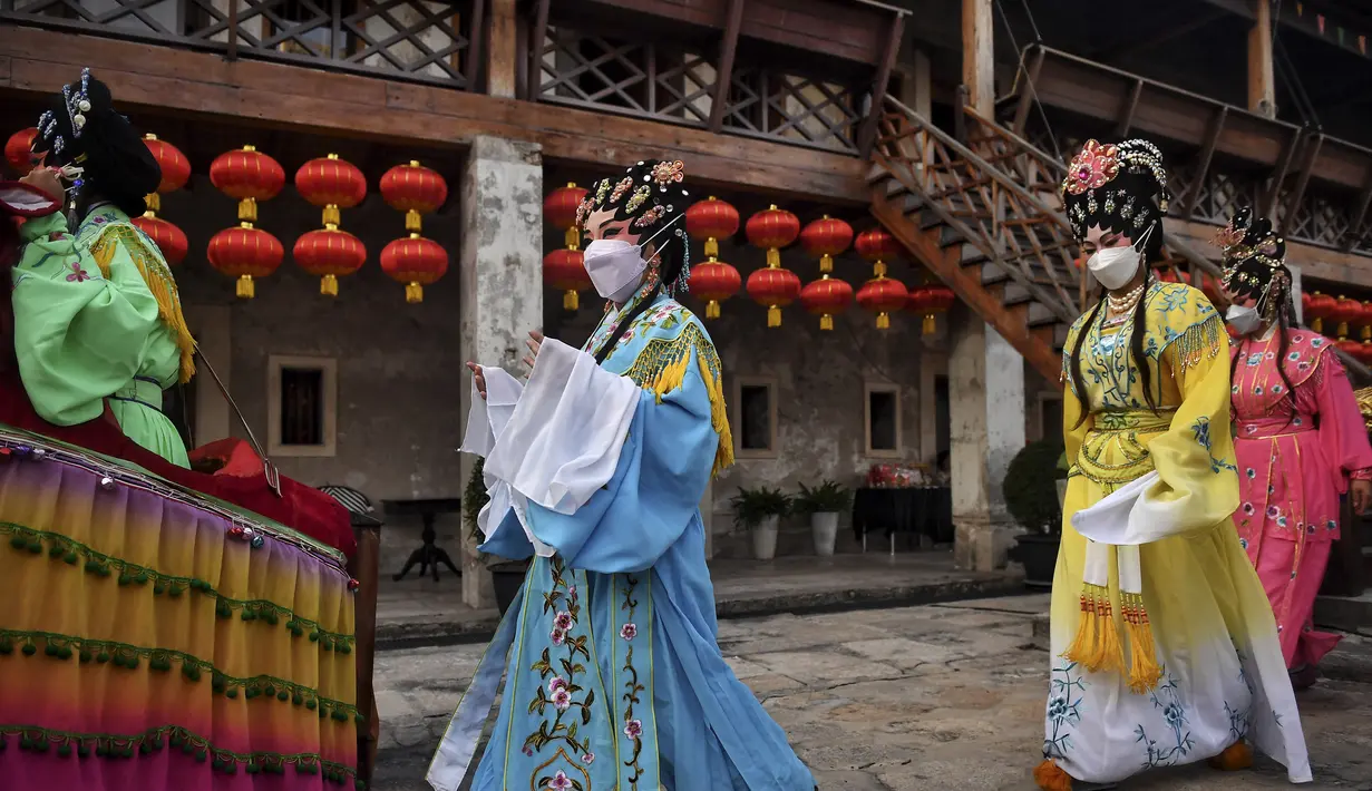 Pemain Opera Tradisional Tiongkok dari rombongan Sai Yong Hong berjalan-jalan selama perayaan Tahun Baru Imlek mendatang, di gudang Lhong 1919 di Bangkok (19/1/2022). (AFP/Lillian Suwanrumpha)