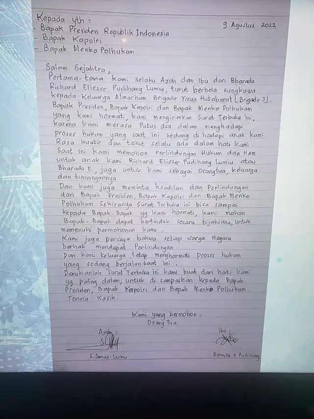 Beredar surat terbuka tulisan tangan orang tua Bharada Richard Eliezer Pudihang Lumiu atau Bharada E. Surat itu ditujukan kepada Presiden Joko Widodo, Kapolri Jenderal Listyo Sigit Prabowo, dan Menko Polhukam Mahfud MD.