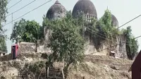 Masjid Babri di Kota Ayodhya yang dibongkar tahun 1992. (AFP)