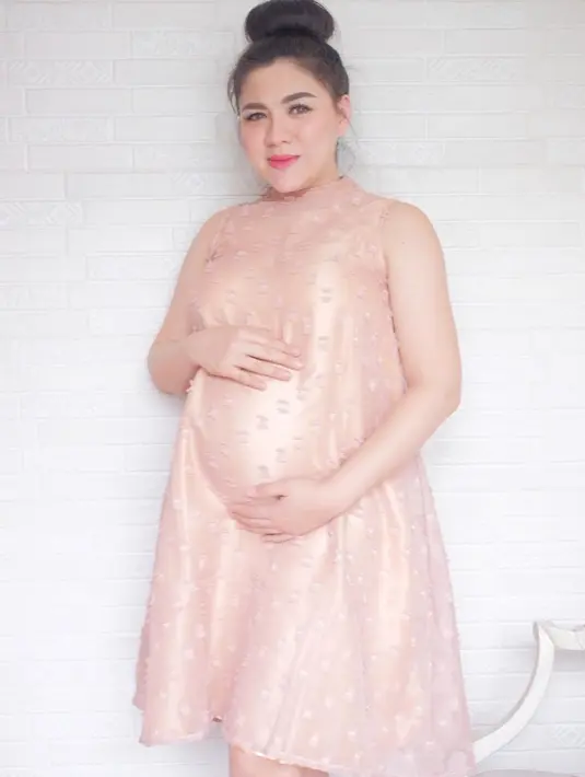 Melalui akun instagram Faiza Aljufri, Vicky Shu melakukan berbagai cara untuk merangsang agar cepat kontraksi. Mulai dari berbaring, duduk hingga joget dilakukan. Bahkan, suaminya dalam instastorynya menyebut bumil pecicilan.(instagram/vickyshu)