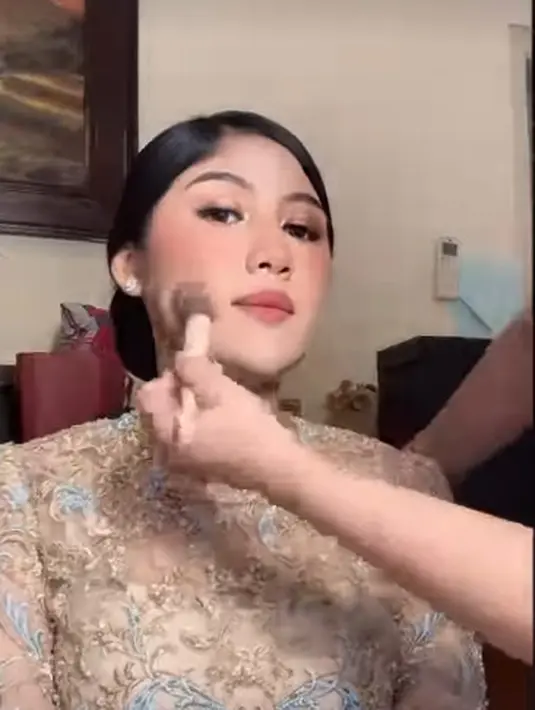 Kenakan dress brukat, wajah Erina Gudono dipulas dengan nuansa cokelat yang soft [@erinagudono]