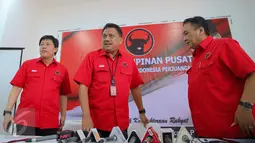 Ketua Fraksi PDIP Olly Dondokambey (tengah) memberikan keterangan pers usai rapat koordinasi di DPP PDIP, Jakarta, Kamis (17/9/2015). Dalam rapat Megawati meminta kepada fraksi untuk turun ke bawah sukseskan pilkada serentak. (Liputan6.com/Faizal Fanani)