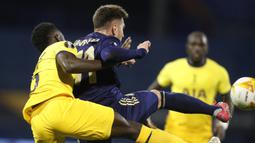 Striker Dinamo Zagreb, Mario Gavranovic (kanan) menguasai bola dibayangi bek Tottenham Hotspur, Davinson Sanchez dalam laga leg kedua babak 16 besar Liga Europa 2020/2021 di Maksimir Stadium, Zagreb, Kamis (18/3/2021). Dinamo Zagreb menang 3-0 atas Tottenham. (AP/Darko Bandic)