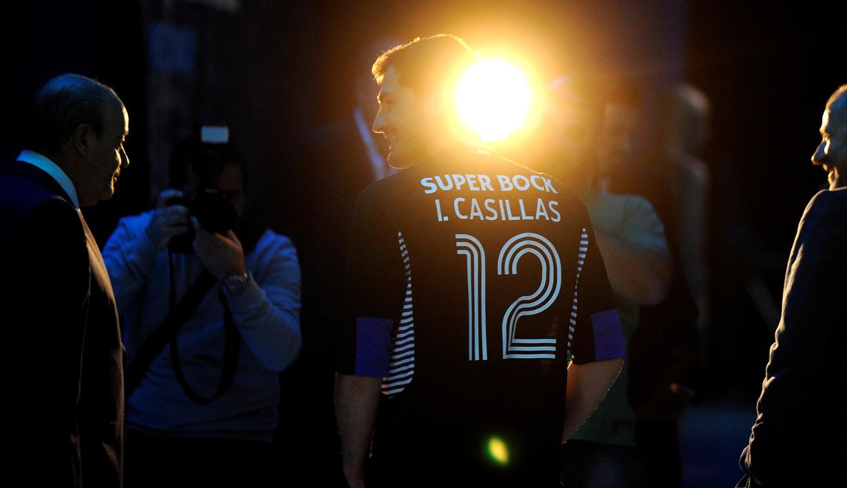 Iker Casillas tiba di FC Porto dan bertemu Presiden Klub, Jorge Pinto da Costa, untuk menandatangani kontrak berdurasi dua tahun. Casillas akan memakai no. 12. (14/7/2015). (AP Photo/Paulo Duarte)