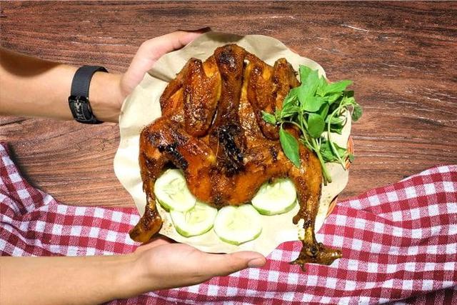 8. Ayam Bakar Pak "D": Kecap Kental dan Ayam Kampung Pilihan